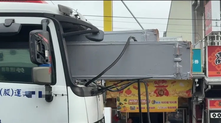 鋼樑因慣性往前噴飛，差點就打中駕駛。民眾提供