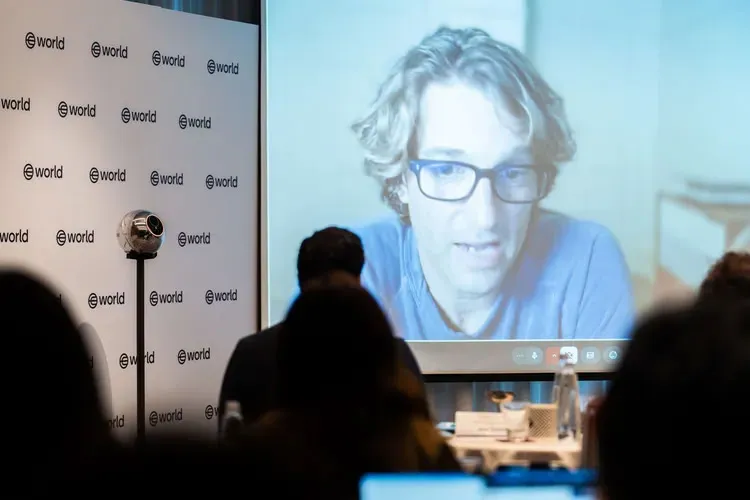 TFH資訊安全長Adrian Ludwig（視訊者）強調World顧及資安與隱私。資料照