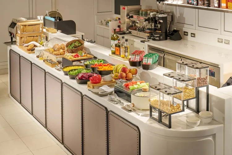 主餐可依喜好選擇中式、西式或蔬食風味，另搭配酸種、裸麥、佛卡夏等多款麵包與起司、優格、水果與沙拉等自助餐點，營養與風味兼具。瀚寓酒店提供