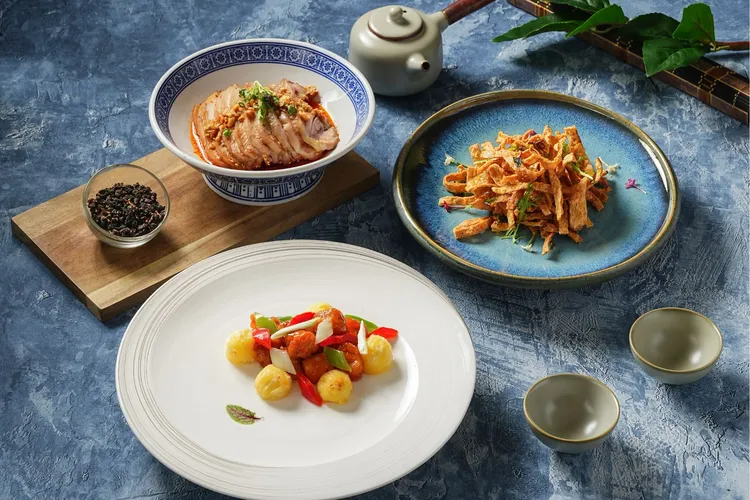 入住此專案，晚間可於弈夢紅樓餐廳享用雙人分享餐，點得到「川胃口水雞」、「金沙鱈魚香絲」等招牌菜，增添夜晚儀式感。瀚寓酒店提供