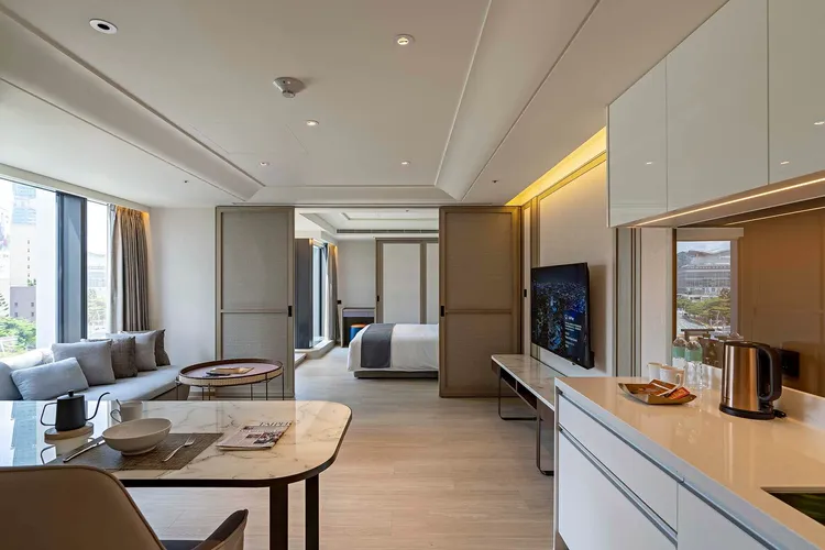 瀚寓酒店景觀套房享絕佳景觀，可近距離眺望台北101與信義區天際線，坐擁城市白日壯闊與夜晚燈火。瀚寓酒店提供