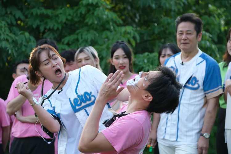 張文綺（左）狠戳徐新洋眼球，他痛喊：「快瞎了！」東森綜合台提供