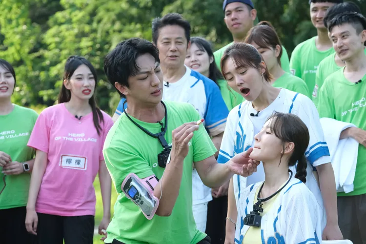 明杰（左起）輕捧林莎臉龐超曖昧，張文綺驚喊：「你們在交往嗎？」東森綜合台提供