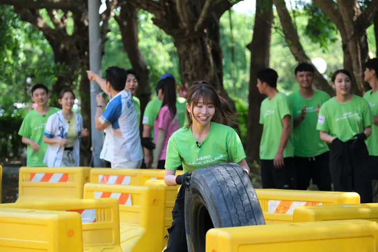 前AKB偶像麻由（中）賣命，扛80公斤輪胎險摔傷。東森綜合台提供