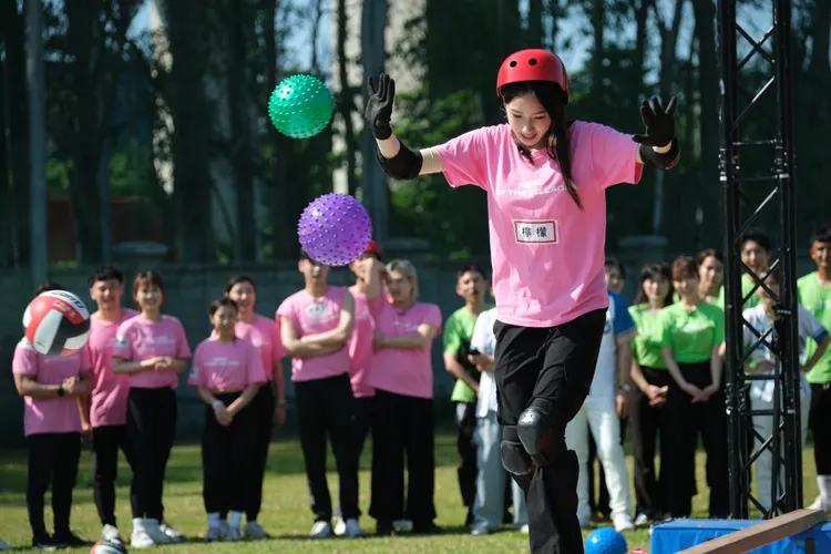 啦啦隊女神檸檬（中）在遊戲中意外被擊中胸部。東森綜合台提供