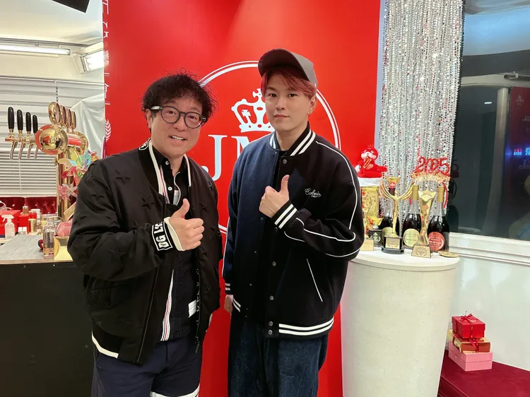 蔣三省（左）讚阿弟台語唱得非常好聽。JMS蔣三省音樂提供