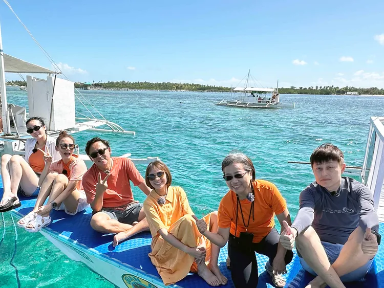 《行！鬥陣出國去！》玩翻菲律賓。公視台語台提供