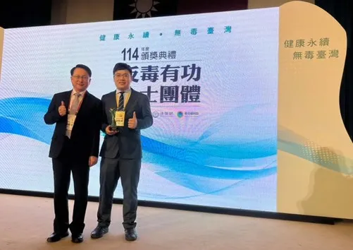 張春暉檢察長與獲獎檢察官李侃穎參加反毒有功人士頒獎典禮。橋檢提供