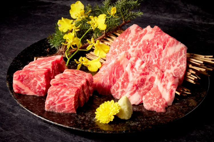 星胡同經典燒肉：達拉斯、牛舌、牛五花作為星胡同燒肉的招牌經典，展現品牌對食材的極致講究。業者提供