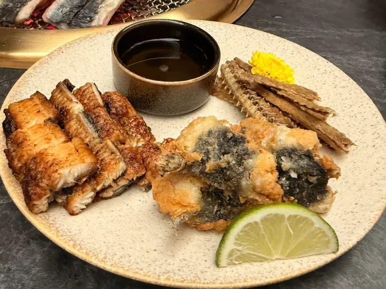 鰻魚先付三品集結三道經典鰻魚料理，呈現鰻魚的多樣風味與口感層次。陳揚盛攝