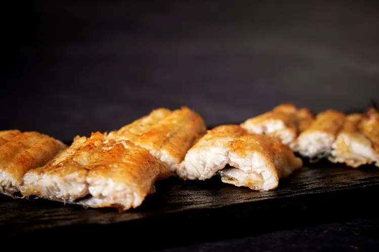 名物白燒鰻嚴選屏東在地養殖的日本鰻，以關西派無醬炭火直烤手法，還原鰻魚的純粹原味。業者提供