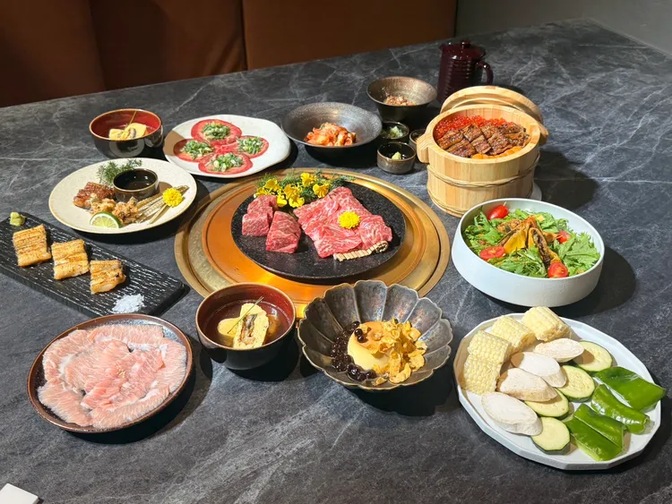 此次合作每日嚴選新鮮活鰻，並將職人炭火烤鰻技藝帶入燒肉餐桌，讓賓客能近距離欣賞炭火烤鰻的匠心工法，締造一場視覺與味覺兼具的頂級饗宴。陳揚盛攝