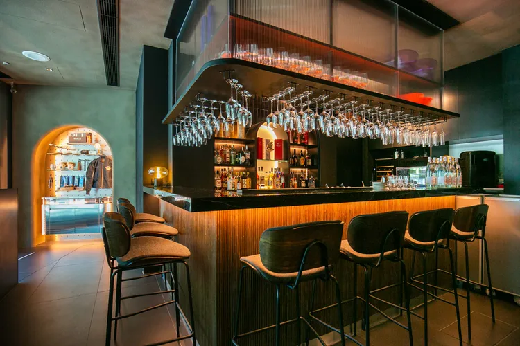 「名古屋航線料理」6/18華麗登場，以桌邊炭火現烤演繹旬味日式鰻魚，融合星胡同經典燒肉風格，為集團未來跨界創新藍圖揭開全新篇章。業者提供