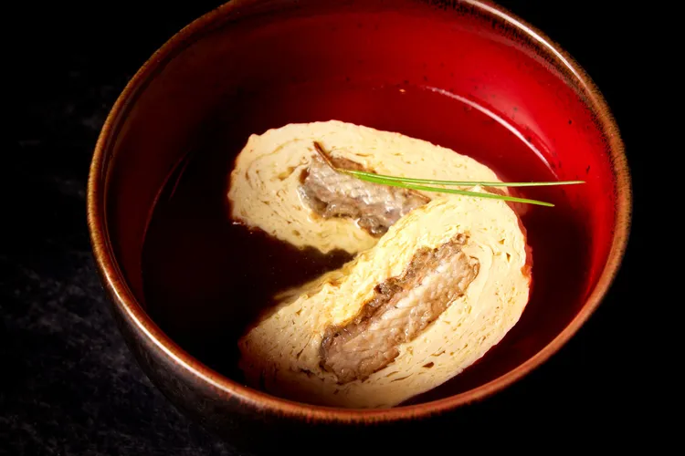 鰻魚高湯玉子燒包覆蒲燒鰻魚，浸於淡雅的柴魚昆布高湯之中。將鰻魚的鮮美透過蛋香與高湯的襯托，體現日料中「柔韻藏鮮」的層次之美。業者提供