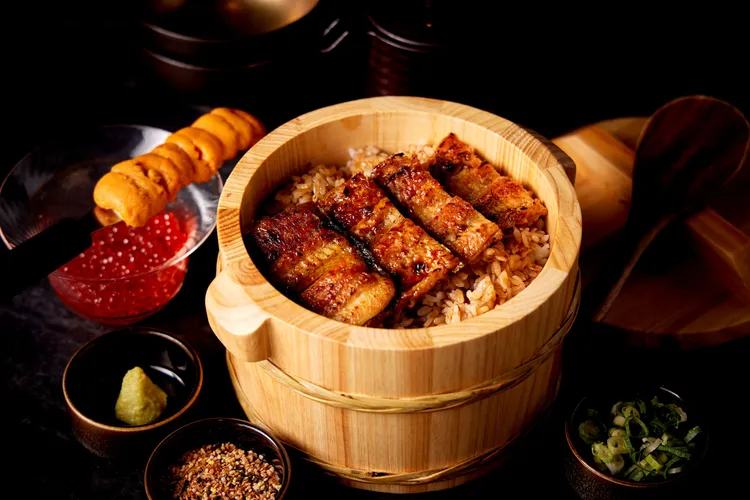 豪華鰻重五吃將經典的「鰻重三吃」升級為豪華五重奏，最後加入頂級海膽與鮭魚卵，增添海味的鮮美與多重層次。業者提供