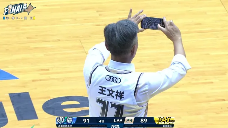 王文祥不斷移動拿手機拍裁判，全被轉播拍下。翻攝自TPBL YT