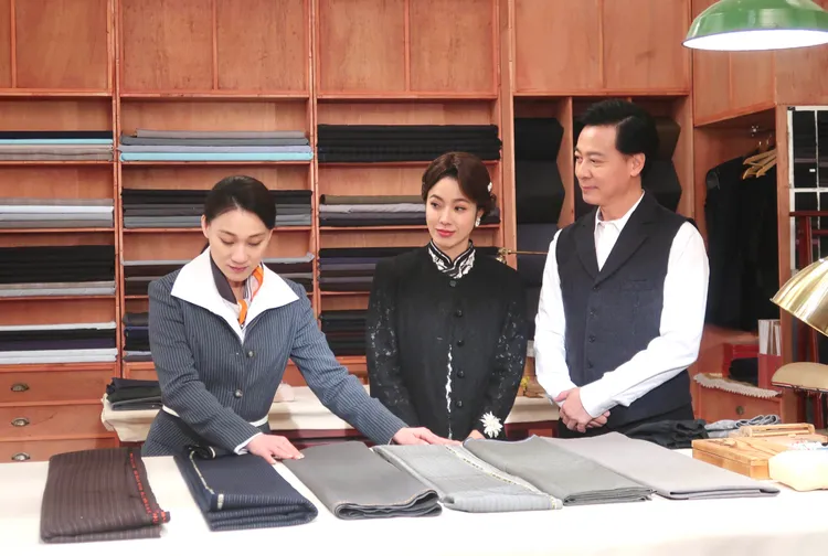 何佩芸(左)劇中到尹昭德和黃瑄的西服店訂製西服。台視提供