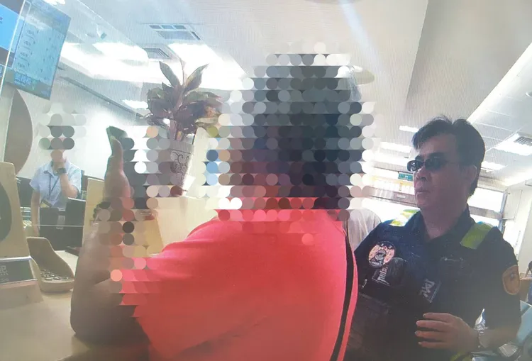 警方勸阻婦人匯款，免遭詐騙。翻攝畫面