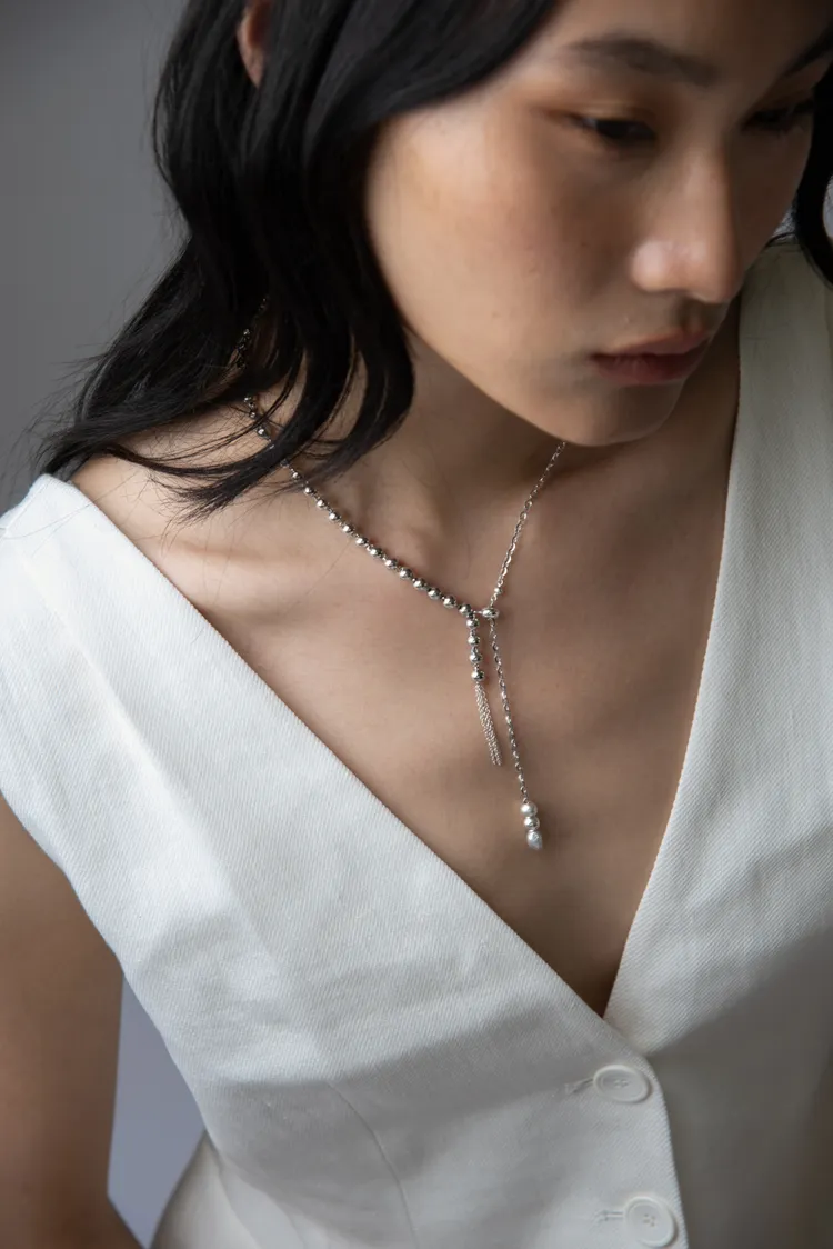 Tassels 925純銀流蘇調節項鍊藉由精細工藝，讓穗飾擁有自然垂墜的樣貌，5080元。品牌提供