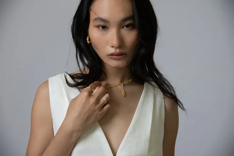 「Dance of Tassels」系列將堅硬金屬重塑成柔韌細膩的穗飾結構，並運用到項鍊等首飾之中。品牌提供