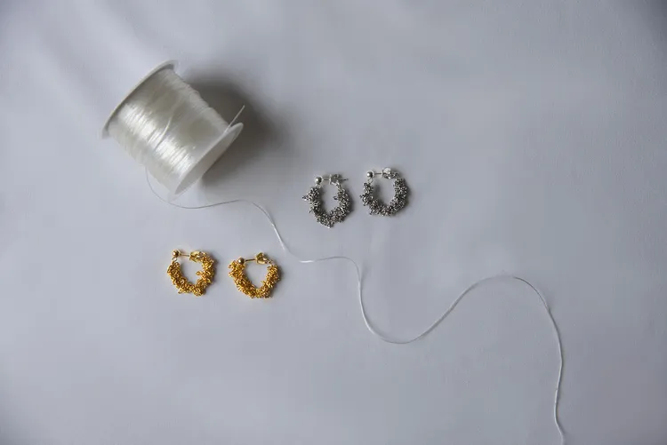 耳環設計將金銀雙色融入穗飾結構之中。品牌提供