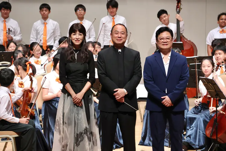 季忠平陳明真與指揮家許家銘、鋼琴家郭宗翰、敦化國中弦樂團同台演出。莊宗達攝