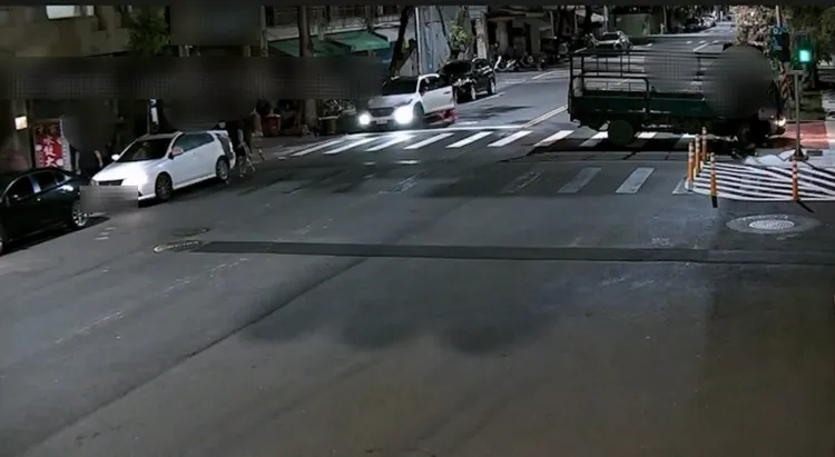 嫌犯持凶器下車後走進茶行。翻攝畫面