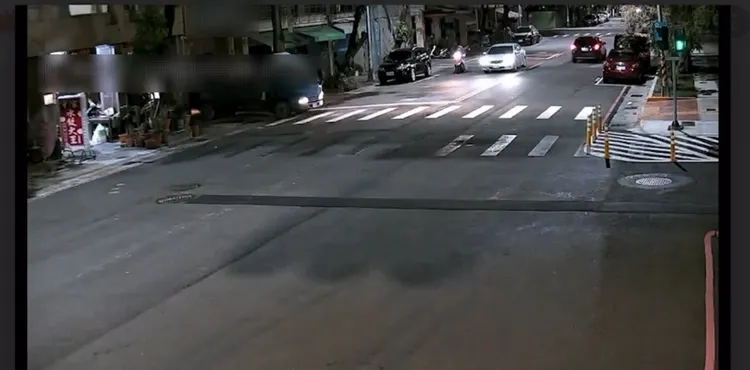 嫌犯用自小貨車倒車撞擊鐵門後離去。翻攝畫面