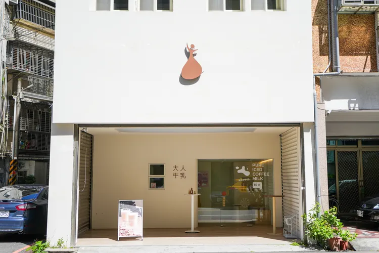 店面外觀風格極簡樸素，營造出一種自然純淨的質感。田欣雲攝影