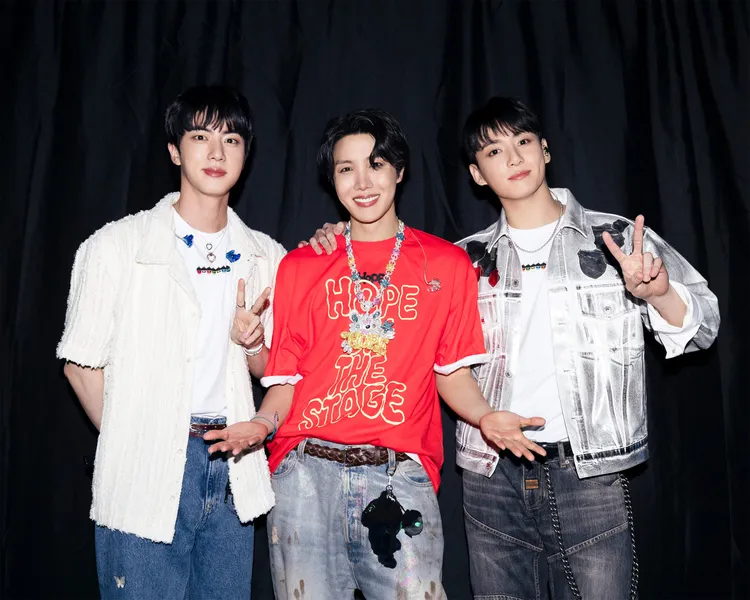 JIN（左）、柾國（右）昨擔任J-HOPE首爾安可演唱會的嘉賓。翻攝BTS X