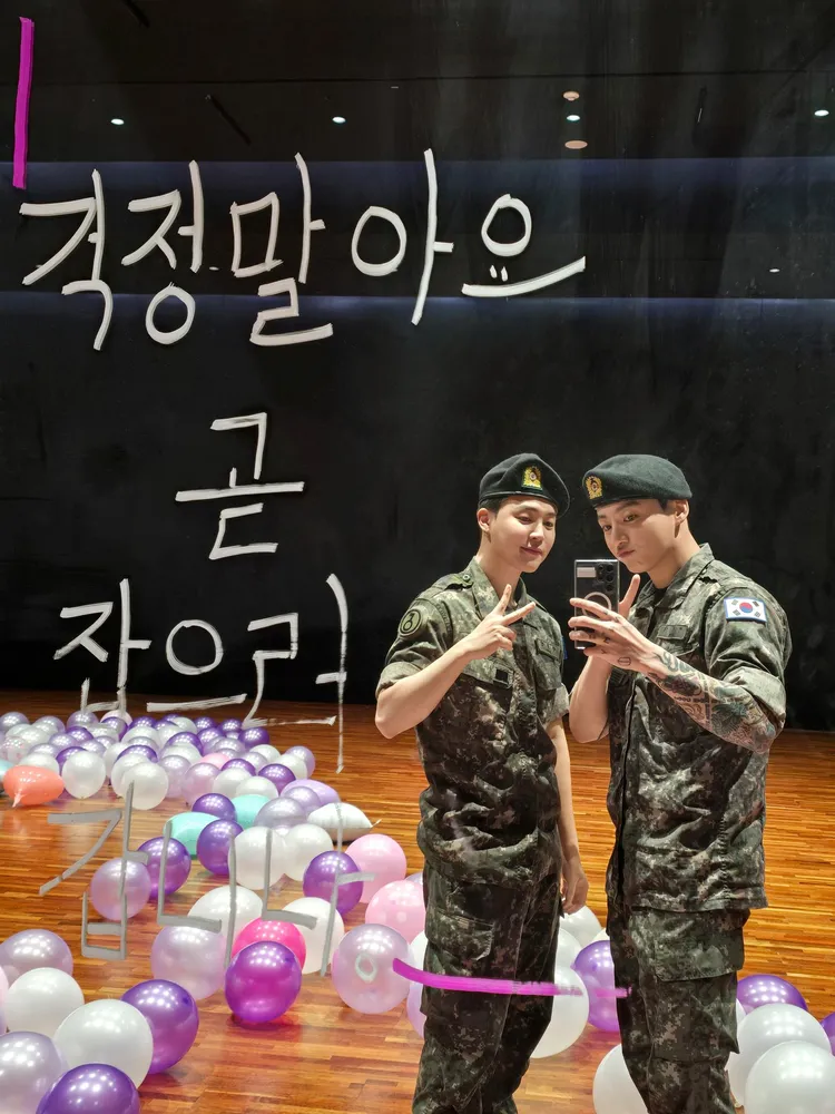 柾國（右）、智旻6月11日退伍。翻攝BTS X