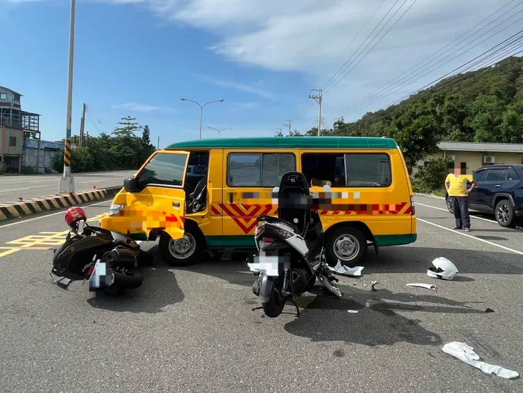 娃娃車駕駛違規迴轉，被警方開單舉發。民眾提供