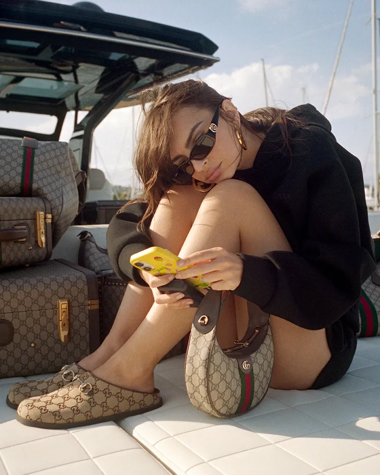 廣告捕捉Emily Ratajkowski在城市街角與海濱長廊的愜意瞬間。品牌提供