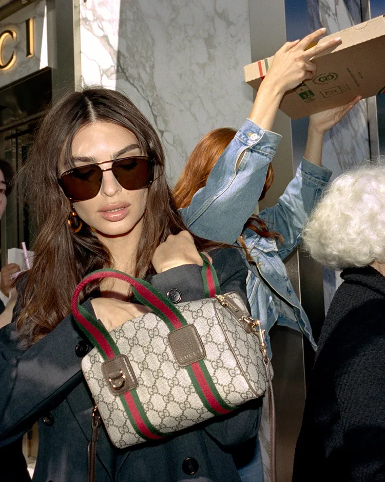 辣模Emily Ratajkowski演繹GUCCI最新GG Monogram形象廣告。品牌提供