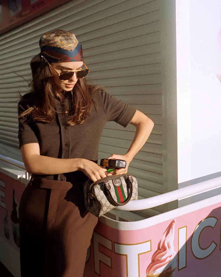 廣告捕捉Emily Ratajkowski在城市街角與海濱長廊的愜意瞬間。品牌提供