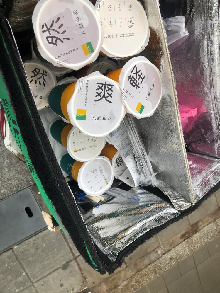 外送員表示日前接單，對方買13杯手搖杯，卻沒買袋子。翻攝《UberEats台灣》社團