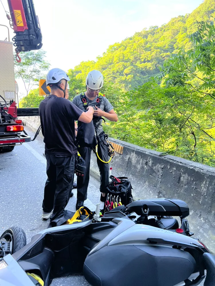 騎士撞護欄跌落邊坡12米深警消前往救援。民眾提供