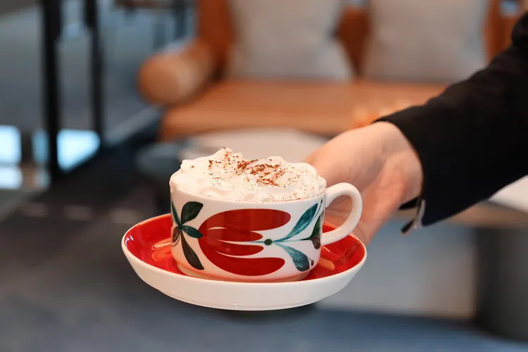 期間入住行政樓層與套房住客皆可於25樓貴賓軒Happy Hour時段獨享維也納正統Melange咖啡。台北漢來大飯店提供