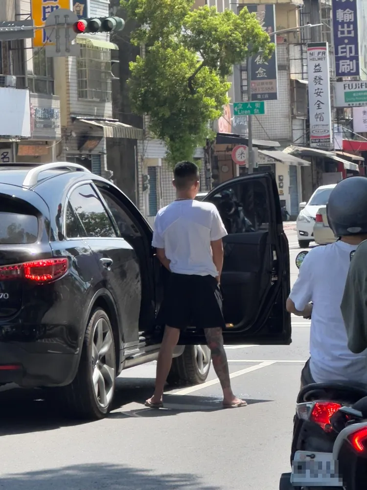 男子在馬路中尿尿。翻攝畫面