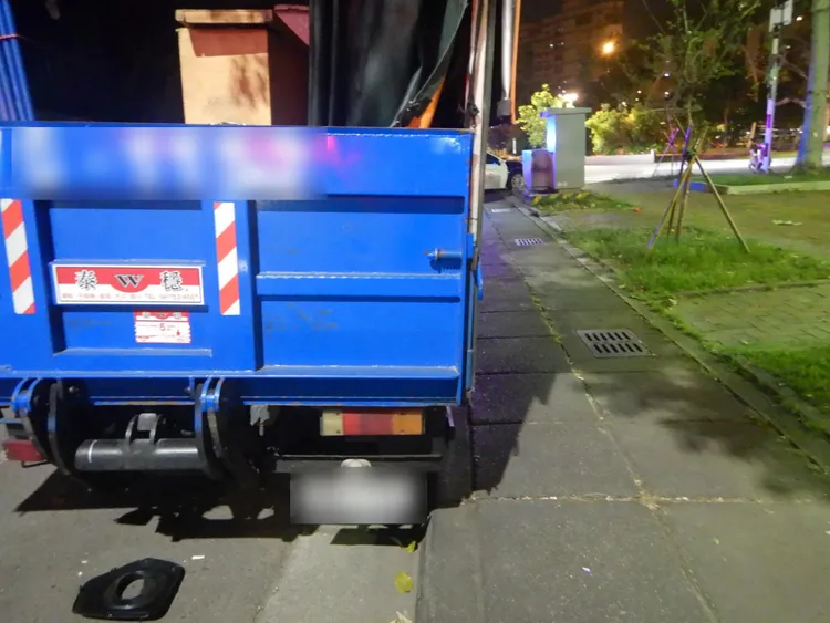 另輛貨車車尾也遭撞。翻攝畫面