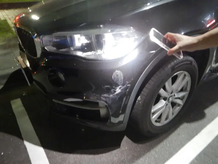 林男的車頭也被撞損。翻攝畫面