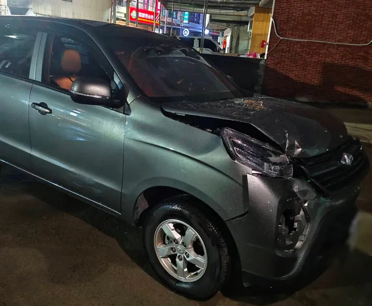 吳女開的車車頭凹損。翻攝畫面