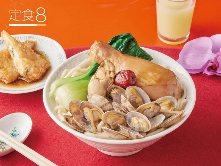 定食8結合藥膳人蔘與海鮮的「打氣人參雞湯麵」，套餐附港點「黃金鮮蝦腐皮捲」一起吃。爭鮮提供