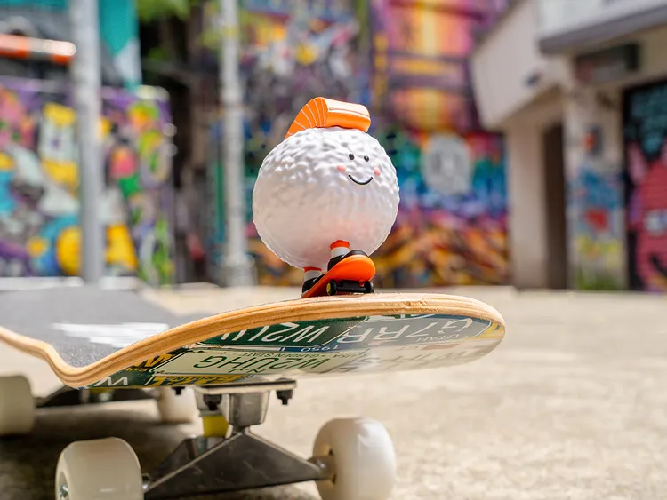 這次最新版「走走壽司公仔」重新詮釋經典角色，包含喜歡滑板的「清水福鮭」。爭鮮提供