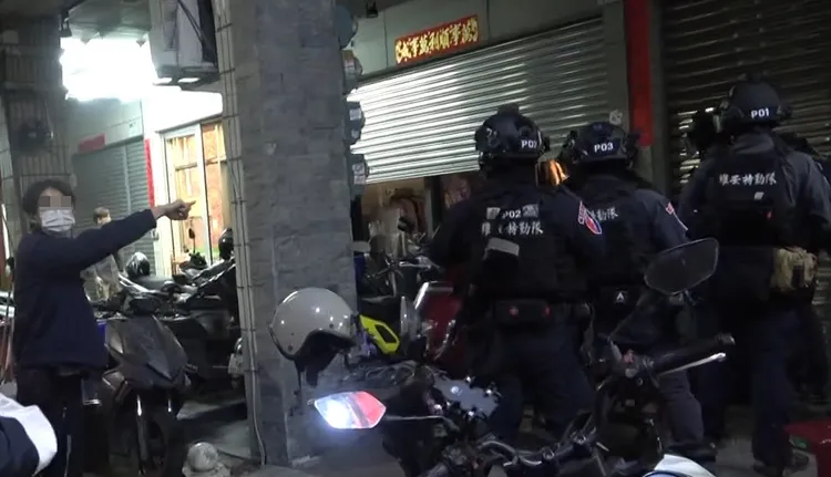 警方攻堅逮捕走私毒品黑幫成員。翻攝畫面