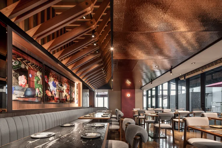 boon現代韓式餐酒館，以融合韓屋特色的胡桃木斜架為主體架構，連結起沉穩木質交織著深紅紋路牆面的現代材質語彙。業者提供