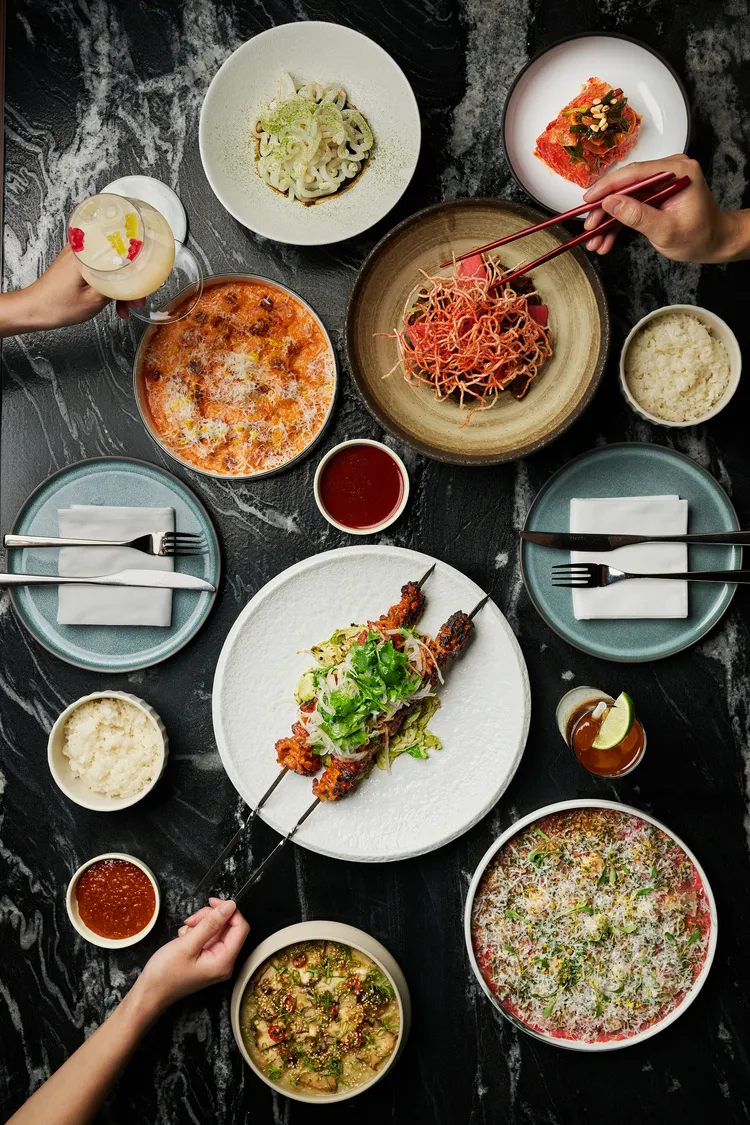 全天共享（All Day）概念詮釋，其中約八成菜色為韓式風格，兩成則融入美式元素。