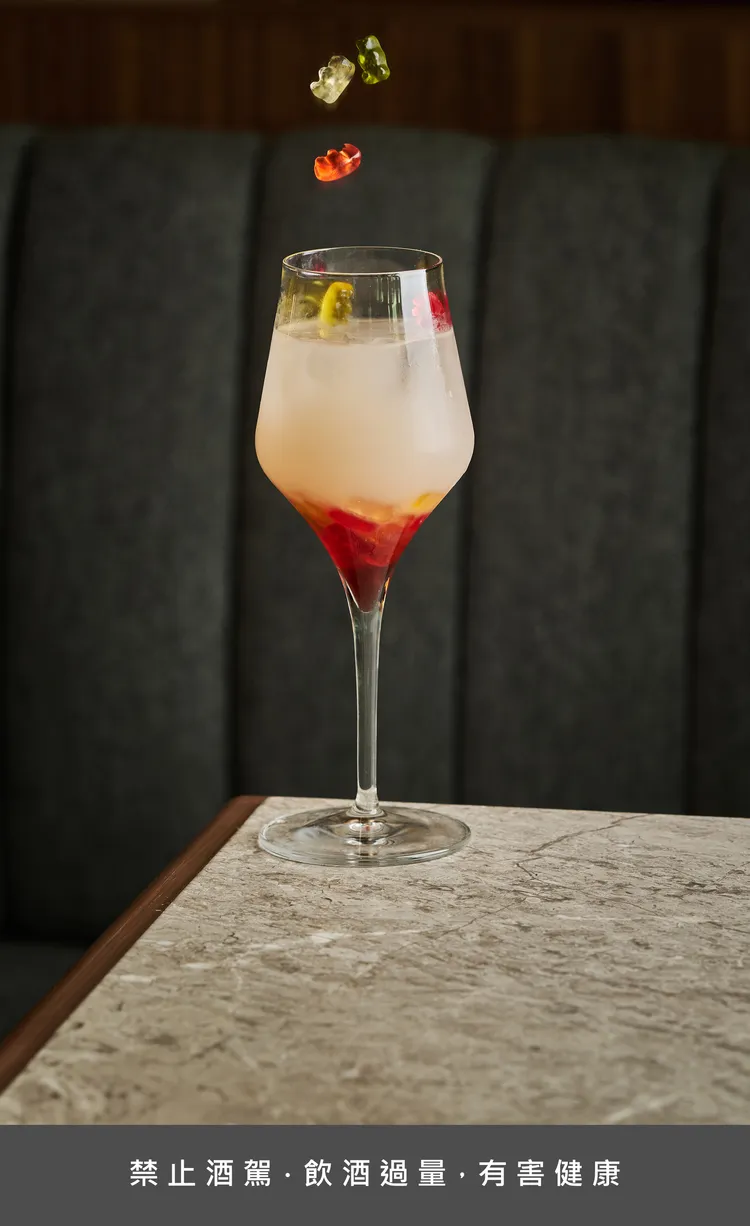 調酒汲取韓式元素，例如燒酒、馬格利、桑椹與柚子等，與其他材料融合，創造平衡感。此為伊甸園。。業者提供