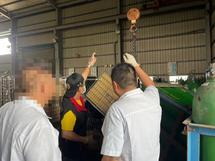 鋼瓶架整體脫落，直接墜落砸中準備回收鋼瓶的駕駛何男頭部。翻攝畫面