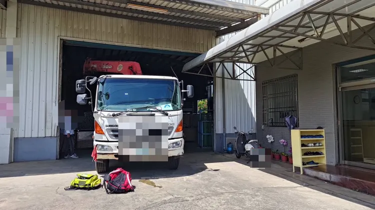 鋼瓶架整體脫落，直接墜落砸中準備回收鋼瓶的駕駛何男頭部。翻攝畫面